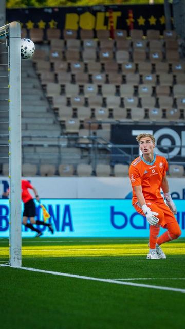 Shocking top bin — photography for Veikkausliiga