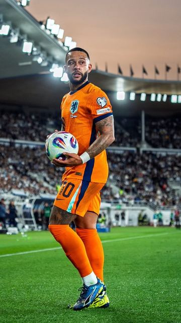Football / Memphis Depay — photography for International
